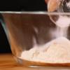 Thơm cắt miếng nhỏ vừa ăn. Chuẩn bị một bát nhỏ, cho muối, hạt tiêu và bột mì vào trộn đều. Trứng đập ra bát, đánh tan.
