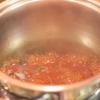 Đun nóng nồi nhỏ, cho chén nước sốt vào nấu sôi, nêm nếm lại gia vị cho vừa ăn, đến khi phần nước sốt sánh đặc lại thì thêm hành lá vào.