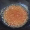 Hòa tan nước sốt chua ngọt với 20ml nước lọc, chút gia vị và bột năng. Đặt chảo sâu lòng lên bếp, cho phần sốt vào đun sôi lên.