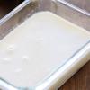 Đổ hỗn hợp sữa rau câu vào hộp rồi cho vào ngăn mát tủ lạnh để đông lạnh lại là có thể dùng được. Khi thấy thạch đã đông thì lấy ra cắt thành từng miếng vuông nhỏ vừa ăn.