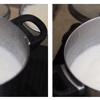 Cho rau câu sợi vào ngâm trong nước khoảng 10 phút, sau đó rửa sạch lại với nước. Cho rau câu vào nồi cùng đường, 235ml nước rồi nấu đến khi rau câu, đường hòa tan vào nhau. Sữa hạnh nhân, sữa đậu nành cho vào nồi khác và nấu với lửa nhỏ cho đến khi sữa hơi sôi rồi trộn cùng hỗn hợp rau câu.
