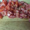 Cắt đậu trắng thành từng miếng vuông nhỏ tùy ý vừa ăn. Cắt cà chua hình hạt lựu (lớn).