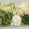 Củ cải trắng gọt vỏ, cắt khúc nhỏ. Ngò rí, cải thảo, bắp cải, cải bẹ rửa sạch, cắt khúc vừa ăn.