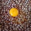 Rửa đậu phộng thật sạch, để khô ráo.Đập vỡ trứng, cho vào đậu phộng đã được rửa sạch để ráo.