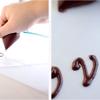 Khi thấy lớp chocolate trên quả dâu đã đông bạn cho phần chocolate còn lại vào túi bắt kem, cắt một đầu nhỏ rồi vẽ theo hình ziczac. Tiếp tục đợi phần chocolate này khô rồi viết chữ hoặc trang trí tùy ý cho xinh.