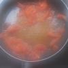 Cà chua rửa sạch, thái hạt lựu. Dùng lại chảo trên và cho 1 muỗng canh dầu ăn vào. Sốt cà chua với 1 muỗng canh nước mắm CHIN-SU.