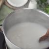 Làm thạch rau câu cho chè dừa dầm hải phòng: Cho 30ml sữa tươi không đường vào 30ml nước cốt dừa khuấy đều. Cho nước sữa dừa vào nồi đựng nước rau câu còn lại, đun lửa vừa, khuấy đều cho tan. Khi lớp rau câu dừa trong khuôn bắt đầu đông nhẹ, đổ từ từ phần rau câu sữa dừa vào khuôn, nhớ đổ nhẹ từ mép khuôn để lớp rau câu trước không bị vỡ. Để nguội cho cả 2 lớp rau câu đông lại sau đó cho vào ngăn mát tủ lạnh.