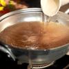 Pha nước ngâm dưa món: Nấu sôi 200ml nước mắm nấu cùng 100gr đường và 50gr nước rồi để thật nguội.