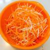 Cho cà rốt, củ cải vào thau khác, trộn đều. Rưới đều hỗn hợp giấm đã pha vào, dùng tay trộn.