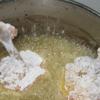 Làm nóng dầu ăn trong chảo, cho đùi gà vào chiên. Thỉnh thoảng lật đều để đùi gà chiên vàng đều các mặt, không bị cháy khét.