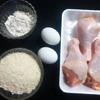 Đùi gà rửa sạch với giấm và muối sau đó thấm khô nước, nếu không có thời gian ướp gà, bạn dùng dao khứa vài đường chéo trên đùi gà để khi ướp thịt nhanh ngấm gia vị hơn nhé!