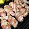 Làm nóng vỉ nướng, quét một lớp dầu ăn lên vỉ rồi cho gà đã được cuộn thịt lên nướng. Lật đùi gà để nướng vàng đều các mặt.