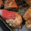 Mỗi lần nướng quết nước sốt đều lên gà để da gà được vàng đẹp.