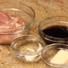 Thịt đùi gà rửa sạch, lóc lấy phần thịt, thấm khô. Rắc 1 muỗng cà phê muối và 1/2 muỗng cà phê tiêu lên cả hai mặt của thịt gà.