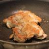 Làm nóng dầu ở nhiệt độ cao trong một chảo lớn. Cho gà vào chiên. Khi mặt dưới của thịt đã có màu vàng nâu, lật gà và nấu ở nhiệt độ trung bình.