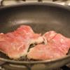 Làm nóng dầu ở nhiệt độ cao trong một chảo lớn. Cho gà vào chiên. Khi mặt dưới của thịt đã có màu vàng nâu, lật gà và nấu ở nhiệt độ trung bình.