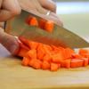Cà rốt, khoai môn, nấm hương cắt nhỏ thành hạt lựu, cho ra đĩa.