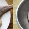 Đùi vịt rửa sạch sau đó dùng que tre xiên vào phần thịt vịt rồi cho nguyên liệu phần gia vị ướp vào. Với cách làm này, vịt sẽ thấm đều gia vị hơn đấy!