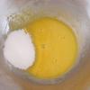 Tranh thủ lúc đợi, đập trứng vào thau và đánh tan lòng đỏ trứng lên rồi cho15gr đường trắng vào đánh tan.