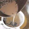 Sau khi đun được 5 phút rồi, đổ hỗn hợp trà sữa này vào thau trứng ở trên qua 1 cái rây nhé.