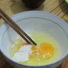 Trứng gà đánh tan, cho 10g bột năng vào đánh chung. Trộn đều bột mì, 40g bột năng và 30g mè trắng với nhau trong đĩa.