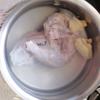 Đùi gà rửa sạch, cho vào nồi nước cùng gừng đập dập, luộc khoảng 10 phút. Vớt đùi gà ra, để ráo.