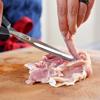 Thịt gà rửa sạch, lọc lấy phần thịt, bỏ da gà. Bạn có thể giữ lại phần xương để đun lấy nước dùng nấu canh nhé. Dùng dùng cụ hoặc chày gỗ dần thịt gà ra cho mền, ướp đều các mặt với muối.