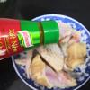 Ướp gà cùng tiêu, bột ngọt, nước mắm và xốt nêm thịt gà Knorr đậm vị, sau đó để nghỉ trong 15 phút cho gà thấm gia vị.