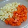 Đậu que rửa sạch, cắt nhỏ. Khoai tây và cà rốt gọt vỏ cắt hạt lựu. Chần sơ tất cả và bắp hột vào nước sôi khoảng 5-10 phút.