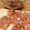 Thịt đùi gà sau khi lọc bỏ xương, phần da thì ướp với tiêu, muối khoảng 15 phút.