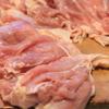 Thịt đùi gà rửa sạch, dùng kéo hay dao bén lọc lấy phần thịt, bỏ phần xương.