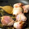 Cho gà đã ướp vào chảo, lưu ý chỉ cho thịt gà vào, để lại phần nước gia vị tẩm ướp sẽ cho sau. Đảo thịt gà liên tục đến khi có màu vàng nâu.