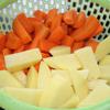 Cà rốt, khoai tây gọt vỏ, cắt miếng vuông. Cà chua, hành tây cắt múi cau. Cần tây rửa sạch, cắt khúc.