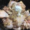 Ướp gà với gói gia vị gà hầm, muối, hạt nêm trong 15 phút cho gà thấm gia vị. Làm nóng chảo, cho dầu ăn và tỏi vào phi vàng rồi cho gà đã ướp vào xào sơ cho thịt gà săn lại.