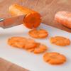 Cà rốt rửa sạch, gọt vỏ và cắt khúc vừa ăn hoặc có thể tỉa hoa theo ý thích.