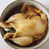 Thịt gà sau khi hấp chín đổ rượu gạo Hakka vào, ngâm trong 1-2 giờ, trong quá trình ngâm gà, nhớ trở gà cho ngấm đều rượu nhé!