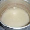 Sau khi gà chín, lấy một ít nước trong nồi hấp, thêm 1 ít sữa nếu cần và nêm nếm cho vừa, đun lên. Lấy bột năng hoà ít nước rồi cho vào để nước dùng sánh lại.