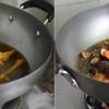 Thêm lượng nước vào xâm xấp mặt gà. Thêm nấm và cà rốt vào đun sôi rồi hạ nhỏ lửa đun khoảng 15-20 phút.