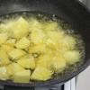 Trong khi nấu gà thì gọt vỏ khoai tây, rửa sạch rồi cắt miếng vừa ăn. Làm nóng chảo dầu, chiên vàng khoai tây.
