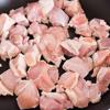 Cho chảo dầu nóng lên bếp, cho thịt gà vào. Nếu dùng thịt gà có da, không cần dùng dầu mà cho thẳng gà vào chảo nóng để xào luôn nhé.