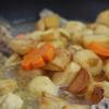 Thêm nước vào chảo ngập mặt gà, đậy vung lại và đun sôi. Sau khi gà chín thì cho cà rốt khoai tây vào, đậy vung lại, đun lửa vừa trong khoảng 10 phút.