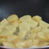 Cho dầu ăn vào chảo, bắc lên bếp chờ nóng cho khoai tây vào chiên vàng, vớt ra để đĩa riêng.