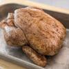 Gà làm sạch để ráo. Trộn bột thì là, quế và muối trong 1 bát nhỏ. Lấy hỗn hợp gia vị trên chà xát khắp con gà rồi để khoảng 1-2 giờ (để ngon và thấm gia vị tốt nhất nên để qua đêm trong tủ lạnh).