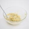 Cho bơ, cỏ xạ hương băm, vỏ chanh mài, muối và hạt tiêu vào bát trộn đều. Nhồi ½ hỗn hợp bơ chanh vừa trộn vào trong bụng gà.