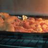 Làm nóng lò ở 230ºC, xếp gà lên khay nướng rồi cho vào lò nướng khoảng 25 phút.