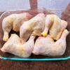 Rửa sạch đùi gà, đặt chúng vào nồi nướng. Rắc muối và tiêu để ướp gà.