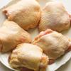 Bật trước lò nướng ở nhiệt độ 375 độ F. Thịt gà bạn có thể chọn phần ức gà hoặc má đùi gà nha, sau đó rửa sạch, thấm khô. Trộn đều muối, ớt bột, bột hành, bột tỏi, lá oregano xay, rồi chà xát lên da gà.