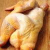 Thịt gà rửa sạch, để nguyên, thấm cho khô nước. Sau đó, xát gừng băm nhỏ, 15gr muối lên thịt gà.