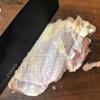 Đùi gà rửa sạch, dùng dao nhọn rút bỏ xương gà, Dùng sóng dao dần lên miếng thịt gà để thịt mau mềm và dễ ngấm gia vị hơn.