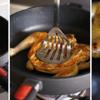Cho gà vào chảo chống dính, bắc lên bếp ở lửa lớn, đè chặt miếng thịt cho gà hấp thụ được hết nhiệt từ chảo. Thỉnh thoảng dùng phới silicon phết lên chút mật ong.